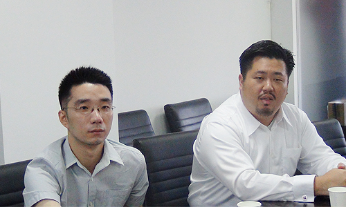 新加坡资讯通信发展管理局中国区司长、新加坡驻上海总领事馆信息产业处领事庄庆维（右）