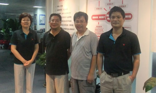 右一球王会体育官方网站互联董事长杨冰之，右二中科院研究生院教授吕本富， 左一球王会体育官方网站互联总经理郑爱军，左二互联网研究专家王俊秀