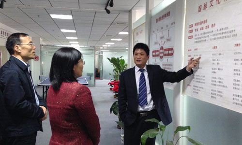 （左一）宁波市智慧城市研究院院长　顾德道　　　 　　　　　　。ㄗ蠖）宁波市智慧城市建设工作领导小组办公室主任　谢月娣