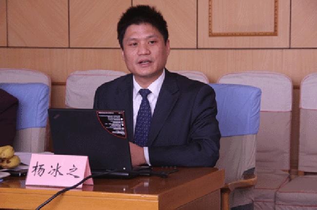 球王会体育官方网站互联政府网站评测研究中心主任、首席研究员杨冰之向与会专家进行了详细的汇报