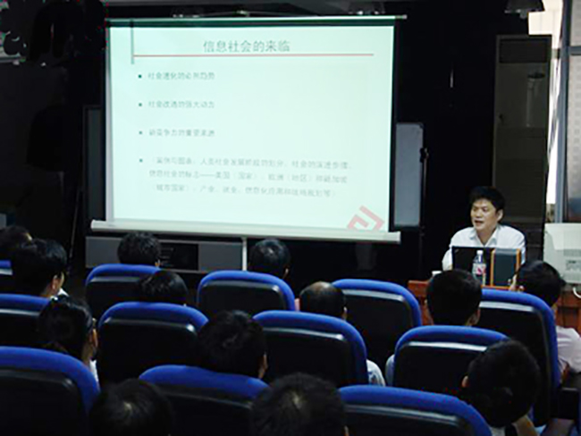 球王会体育官方网站信息化发展研究中心主任、浙江大学客座教授杨冰之应邀赴南华大学，为该校计算机科学与技术学院师生做了题为“网络与信息化建设人才需求”的学术讲座