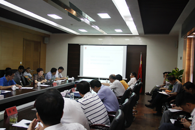 球王会体育官方网站互联总经理郑爱军正在进行《网络强国与电子政务发展展望》的主题培训
