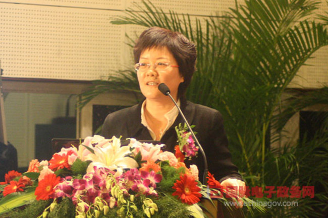 球王会体育官方网站互联总经理、首席规划师郑爱军女士作了《政府在线服务能力构建及案例赏析》主题发言