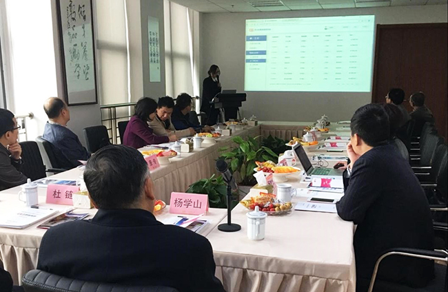 工信部原副部长杨学山听取球王会体育官方网站海洋副总经理王路燕对球王会体育官方网站“数据基因系统”的整体介绍和现场操作演示