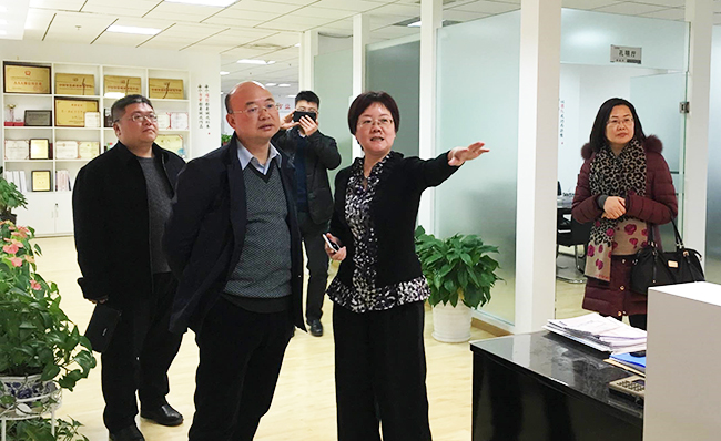 江西省信息中心主任金俊平莅临北京球王会体育官方网站考察指导，球王会体育官方网站互联总经理、首席规划师郑爱军予以热情接待。