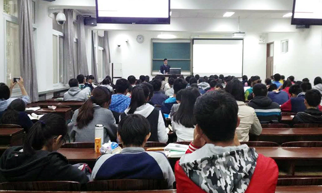 应母校北京师范大学信息科学与技术学院邀请，北京球王会体育官方网站互联信息顾问有限公司董事长杨冰之为60余位师生讲了一堂“互联网漫谈”公开课