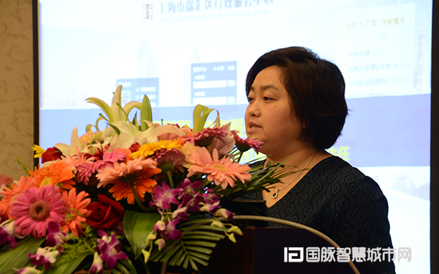 在“2015中国互联网+信息社会高端论坛”上，上海市徐汇区虹梅路街道办事处主任万小岚分享了徐汇区发展“互联网+政务”的三大工作经验。