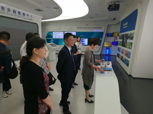 球王会体育官方网站董事长杨冰之一行到访江西省大数据中心参观交流